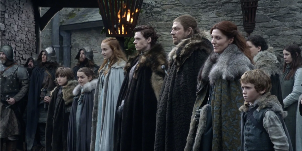 Imagem da família Stark reunida na primeira temporada de Game of Thrones (Bran, Arya, Sansa, Robb, Ned, Catelyn e Rickon)